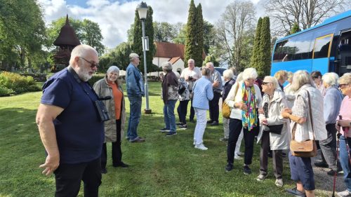 Vår guide Niclas Fällström samlar ihop oss utanför Gökhems kyrka.